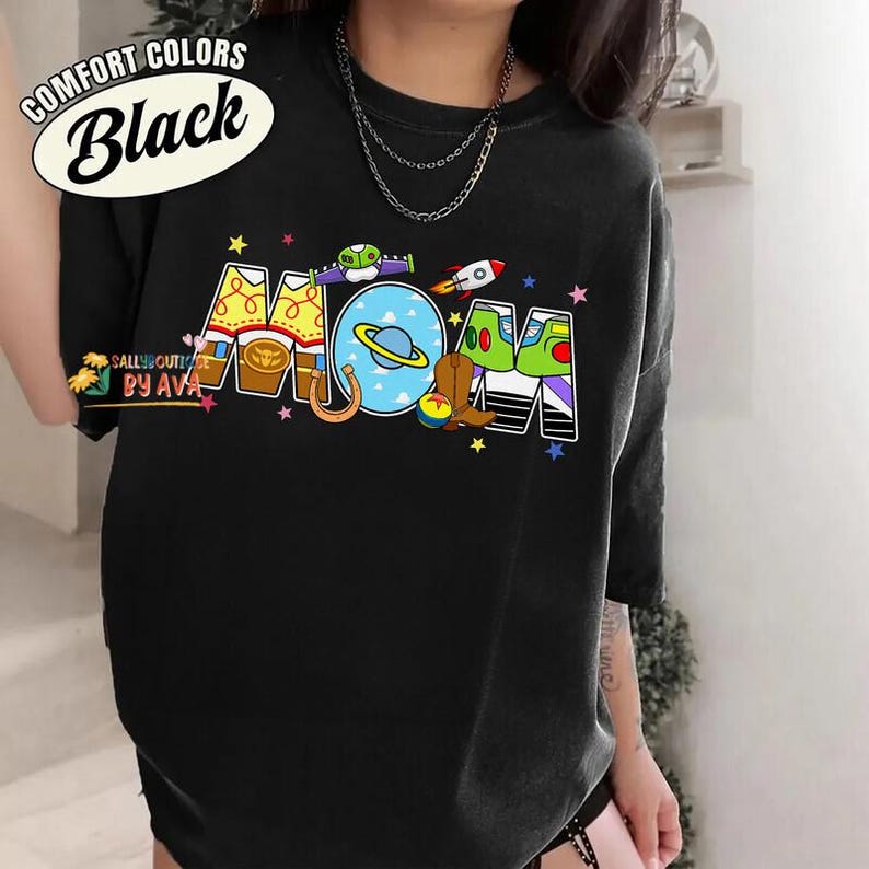 Camiseta personalizada de cumpleaños con el nombre de papá y mamá, diseño de Disneyland y Toy Story, camiseta familiar a juego en colores cómodos, regalo de cumpleaños personalizado. imagen 4
