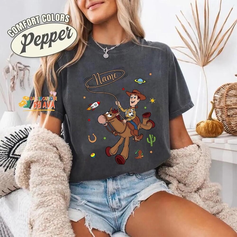 Camiseta personalizada de Woody de Toy Story, camiseta personalizada con nombre de Disneyland para niño, regalo de cumpleaños, camiseta a juego para la familia, cumpleaños personalizado imagen 6