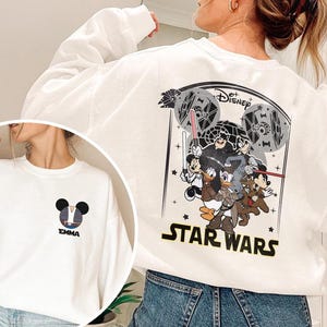 Camiseta de Star Wars con nombre personalizado, camiseta personalizada de Mickey y sus amigos de Disneyland, camiseta del 4 de mayo, viaje a Disneyland 2026, camiseta familiar a juego imagen 5