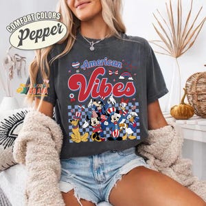 Mickey And Friends Disneyland America Vibes Happy 4Th Of July Shirt, Disneyland Memorial Day 2026, Independence Day, Disneyland Family Tees afbeelding 3