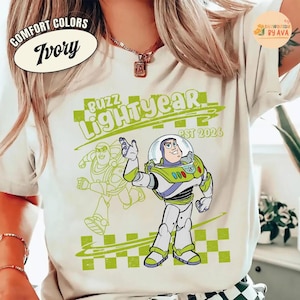 Retro Disneyland Pixar Toy Story 5 All Characters Checkered Signature Shirt, Lilypad, Woody, Buzz, Jessie, Bo Peep, Froky Group Matching Tee immagine 3