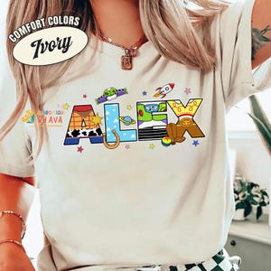 Camiseta personalizada de cumpleaños con el nombre de papá y mamá, diseño de Disneyland y Toy Story, camiseta familiar a juego en colores cómodos, regalo de cumpleaños personalizado. imagen 7