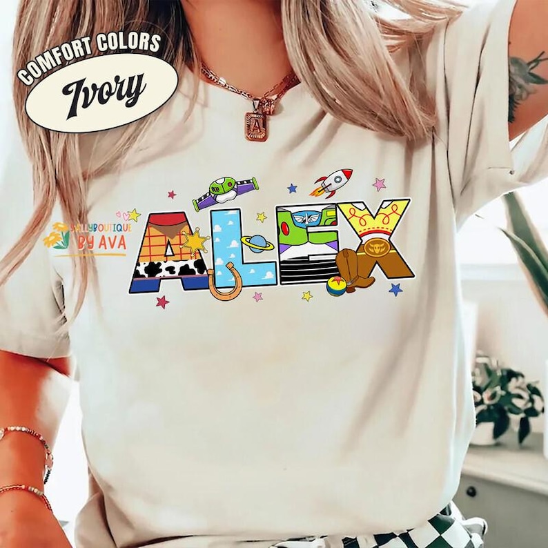 Camiseta personalizada de cumpleaños con el nombre de papá y mamá, diseño de Disneyland y Toy Story, camiseta familiar a juego en colores cómodos, regalo de cumpleaños personalizado. imagen 7