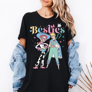 Disneyland Toy Story Besties T-Shirts, Bo Peep And Jessie Shirts, Disneyland Girls Outfits, Disneyland Best Friends Tee, BFF Girls Trip 2026 bild 5