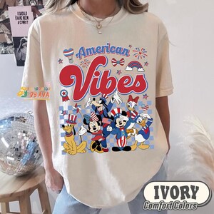 Mickey And Friends Disneyland America Vibes Happy 4Th Of July Shirt, Disneyland Memorial Day 2026, Independence Day, Disneyland Family Tees afbeelding 1