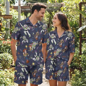 Toy Story Woody And Buzz Lightyear Hawaiian Shirt, Disneyland Toy Story Button Up Shirt, Summer Beach Outfit, Disneyland Summer Vacation Bild 6