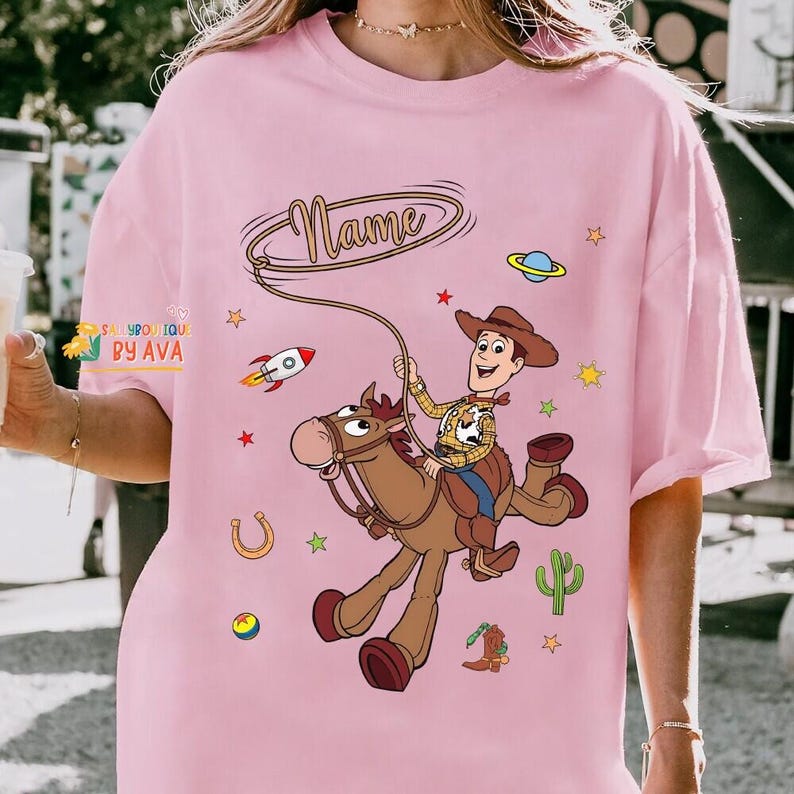 Camiseta personalizada de Woody de Toy Story, camiseta personalizada con nombre de Disneyland para niño, regalo de cumpleaños, camiseta a juego para la familia, cumpleaños personalizado imagen 4
