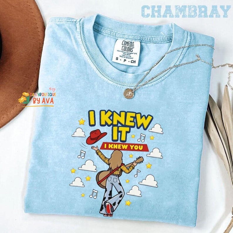 Comfort Colors I Knew It, I Knew You Toy Story 5 T-Shirt, Toy Story 13 Cloud Summer Beach Shirt, Gift For Music Fan, 2026 Tshirt immagine 1