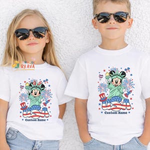 Camiseta personalizada de Disneyland para el Día de los Caídos con temática patriótica, camiseta de Disneyland para el 4 de julio, camiseta de Mickey USA, camisetas patrióticas de Disneyland por sus 250 años. imagen 3