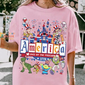 Camisetas de Toy Story para el 4 de julio, Tierra de la Libertad, Camiseta Feliz 4 de Julio, Camiseta del 250 Aniversario de EE. UU., Camiseta del Día de la Independencia imagen 4