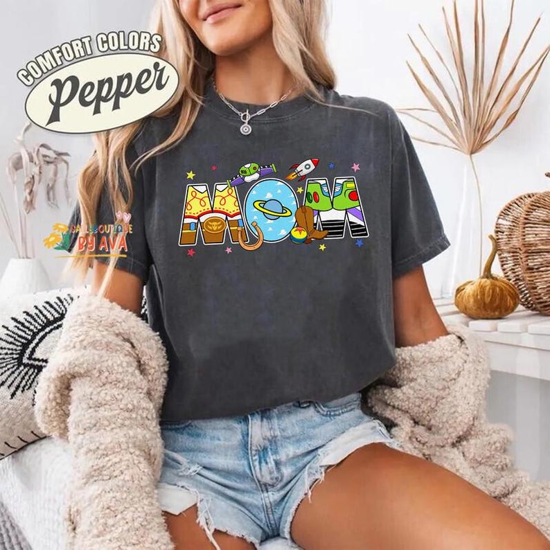 Camiseta personalizada de cumpleaños con el nombre de papá y mamá, diseño de Disneyland y Toy Story, camiseta familiar a juego en colores cómodos, regalo de cumpleaños personalizado. imagen 3