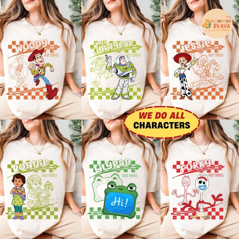 Retro Disneyland Pixar Toy Story 5 All Characters Checkered Signature Shirt, Lilypad, Woody, Buzz, Jessie, Bo Peep, Froky Group Matching Tee immagine 1
