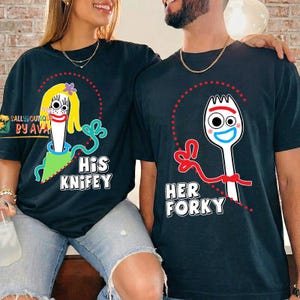 Camiseta de pareja de Forky y Knifey, camiseta de Forky de Toy Story, camiseta de pareja inspirada en Toy Story, camiseta de pareja de Disneyland, regalos de San Valentín para parejas imagen 4