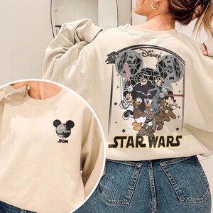 Camiseta de Star Wars con nombre personalizado, camiseta personalizada de Mickey y sus amigos de Disneyland, camiseta del 4 de mayo, viaje a Disneyland 2026, camiseta familiar a juego imagen 4