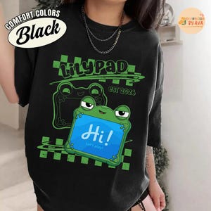 Retro Disneyland Pixar Toy Story 5 All Characters Checkered Signature Shirt, Lilypad, Woody, Buzz, Jessie, Bo Peep, Froky Group Matching Tee immagine 4