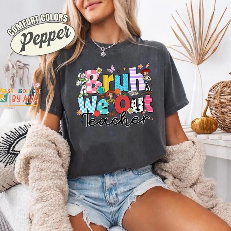 Camiseta "Bruh We Out Teacher" para el último día de clases de Toy Story, camiseta de Woody Buzz para el verano, camiseta de agradecimiento al profesor, vacaciones de verano para profesores imagen 3