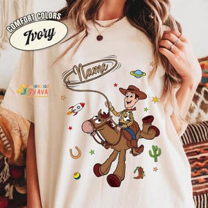 Camiseta personalizada de Woody de Toy Story, camiseta personalizada con nombre de Disneyland para niño, regalo de cumpleaños, camiseta a juego para la familia, cumpleaños personalizado imagen 5