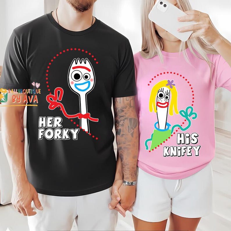 Camiseta de pareja de Forky y Knifey, camiseta de Forky de Toy Story, camiseta de pareja inspirada en Toy Story, camiseta de pareja de Disneyland, regalos de San Valentín para parejas imagen 1