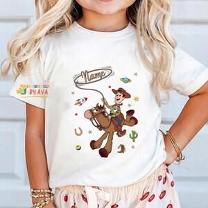 Camiseta personalizada de Woody de Toy Story, camiseta personalizada con nombre de Disneyland para niño, regalo de cumpleaños, camiseta a juego para la familia, cumpleaños personalizado imagen 1