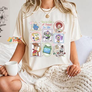 Camiseta de Disneyland Pixar Toy Story 5, Camiseta "Tienes un amigo en mí", Woody Buzz Etch Lenny Mr Spell Lilypad, Camiseta de viaje de vacaciones familiares 2026 imagen 1