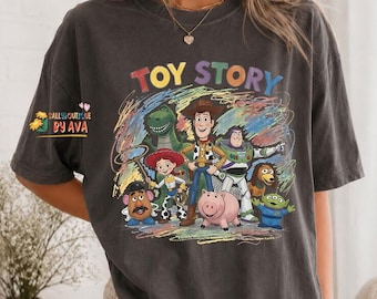 Camiseta retro de Toy Story con colores cómodos, camiseta con dibujo de crayones, Woody y Buzz Lightyear, camiseta para viaje familiar a Disneyland, camiseta de personajes de Pixar