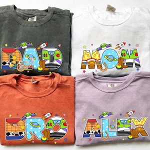 Camiseta personalizada de cumpleaños con el nombre de papá y mamá, diseño de Disneyland y Toy Story, camiseta familiar a juego en colores cómodos, regalo de cumpleaños personalizado. imagen 1