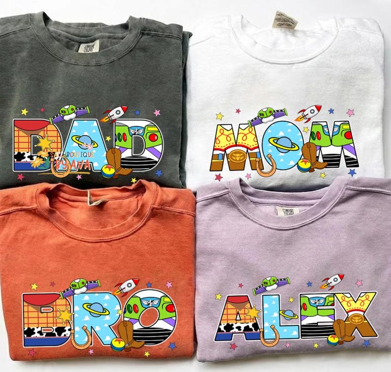 Camiseta personalizada de cumpleaños con el nombre de papá y mamá, diseño de Disneyland y Toy Story, camiseta familiar a juego en colores cómodos, regalo de cumpleaños personalizado. imagen 1