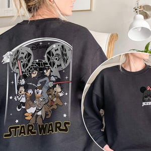 Camiseta de Star Wars con nombre personalizado, camiseta personalizada de Mickey y sus amigos de Disneyland, camiseta del 4 de mayo, viaje a Disneyland 2026, camiseta familiar a juego imagen 6