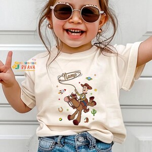Camiseta personalizada de Woody de Toy Story, camiseta personalizada con nombre de Disneyland para niño, regalo de cumpleaños, camiseta a juego para la familia, cumpleaños personalizado imagen 3