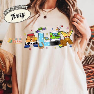 Camiseta personalizada de cumpleaños con el nombre de papá y mamá, diseño de Disneyland y Toy Story, camiseta familiar a juego en colores cómodos, regalo de cumpleaños personalizado. imagen 6