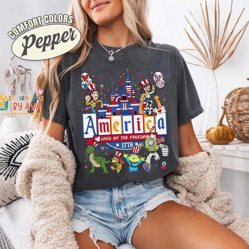 Camisetas de Toy Story para el 4 de julio, Tierra de la Libertad, Camiseta Feliz 4 de Julio, Camiseta del 250 Aniversario de EE. UU., Camiseta del Día de la Independencia imagen 2