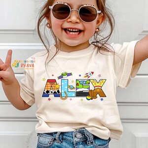 Camiseta personalizada de cumpleaños con el nombre de papá y mamá, diseño de Disneyland y Toy Story, camiseta familiar a juego en colores cómodos, regalo de cumpleaños personalizado. imagen 2