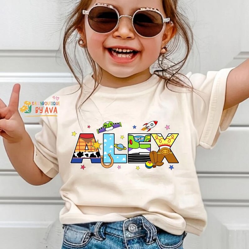 Camiseta personalizada de cumpleaños con el nombre de papá y mamá, diseño de Disneyland y Toy Story, camiseta familiar a juego en colores cómodos, regalo de cumpleaños personalizado. imagen 2
