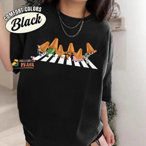 Comfort Colors Toys Crossing T-Shirt, Toy Story Shirt, Woody Buzz Retro Disneyland Toy Story Characters Shirts, Disneyland Family Trip Tees Bild 3
