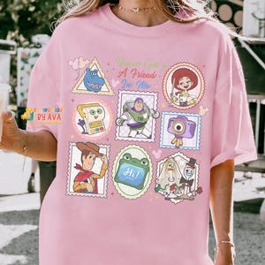 Camiseta de Disneyland Pixar Toy Story 5, Camiseta "Tienes un amigo en mí", Woody Buzz Etch Lenny Mr Spell Lilypad, Camiseta de viaje de vacaciones familiares 2026 imagen 3