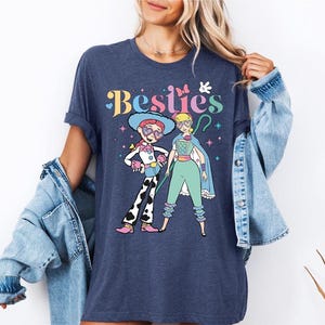 Disneyland Toy Story Besties T-Shirts, Bo Peep And Jessie Shirts, Disneyland Girls Outfits, Disneyland Best Friends Tee, BFF Girls Trip 2026 bild 3