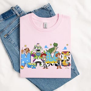 Camiseta personalizada de Toy Story con nombre, camiseta personalizada de Buzz, Woody y Jessie de Disneyland, camiseta personalizada para niño y niña, viaje familiar a Disneyland 2026 imagen 2