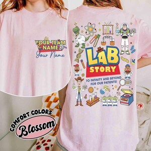 Disneyland Toy Story Lab Week Shirt, Buzz Lightyear Woody Jessie Bo Peep Lab Story 2026, Lab Team,Med Lab Clinical Laboratory Bild 4