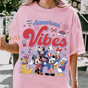 Mickey And Friends Disneyland America Vibes Happy 4Th Of July Shirt, Disneyland Memorial Day 2026, Independence Day, Disneyland Family Tees afbeelding 7