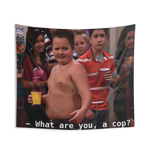 Op de afbeelding: Een witte wandtapijt met een meme uit een televisieshow. De afbeelding toont een groep mensen, met een ontblote jongen op de voorgrond die een gele beker vasthoudt. De tekst onderaan luidt "What are you, a cop?"
