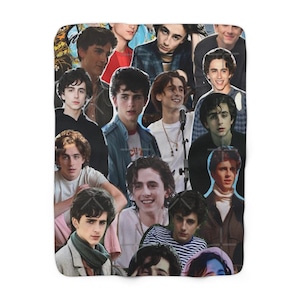 Op de afbeelding: Een witte fleece deken met een collage van afbeeldingen van een persoon met donker krullend haar. De afbeeldingen tonen de persoon in verschillende poses en outfits, met verschillende gezichtsuitdrukkingen. De deken heeft een zachte, pluche textuur.