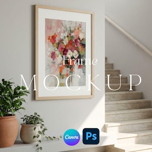 Può includere: Una stampa artistica floreale incorniciata con una cornice in legno chiaro è appesa a una parete grigia. L'opera presenta una colorata composizione floreale astratta nei toni del rosa, rosso, arancione e bianco. Le parole "Frame Mockup" sono visualizzate sull'immagine. Due piante in vaso sono sotto.