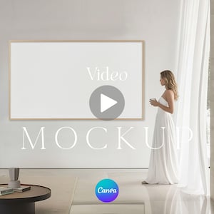 Könnte beinhalten: Video-Mockup mit einem großen weißen rechteckigen Rahmen mit hellem Holzrand. Das Wort "Video" befindet sich über einer Wiedergabeschaltfläche. Das Wort "MOCKUP" steht darunter. Eine Frau in einem weißen Kleid steht in der Nähe eines Fensters.