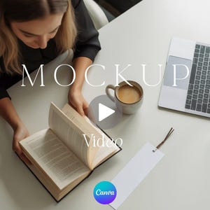 Könnte beinhalten: Draufsicht einer Person, die ein Buch an einem weißen Tisch liest. Ein Laptop, eine Kaffeetasse und ein Lesezeichen sind ebenfalls auf dem Tisch. Das Wort "MOCKUP" wird in großen weißen Buchstaben angezeigt. Ein Canva-Logo befindet sich unten rechts.