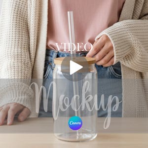 Puede incluir: Un vaso de cristal transparente con forma cilíndrica, que cuenta con una tapa de madera de color claro y una pajita recta de cristal transparente. El vaso tiene un borde liso y redondeado y una base plana, diseñado para contener bebidas.