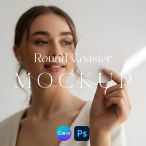 Może przedstawiać: Prezentowany jest okrągły, biały podkładka. Tekst "Round Coaster MOCKUP" jest wyświetlany w jasnym kolorze. Loga Canva i Photoshop znajdują się w dolnych rogach.