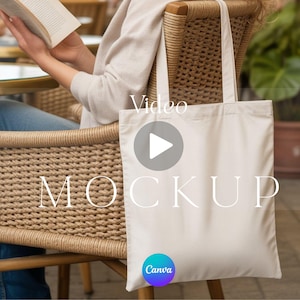 Puede incluir: Una bolsa de mano en blanco, de color blanquecino, con asas largas cuelga de una silla de mimbre. La palabra "MOCKUP" se muestra en letras grandes y claras. Una persona está sentada en la silla, sosteniendo un libro. El logotipo de Canva es visible.