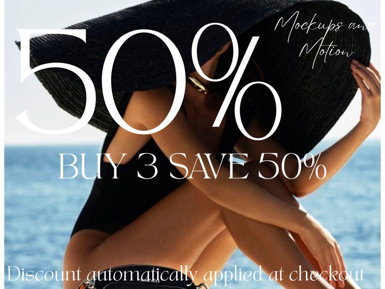 K&ouml;nnte beinhalten: Ein schwarzer Sonnenhut mit breiter Krempe und ein schwarzer Badeanzug. Das Bild enth&auml;lt den Text 50%, Mockups and Motion, BUY 3 SAVE 50% und Discount automatically applied at checkout. Der Hintergrund zeigt einen blauen Ozean unter hellem Himmel.