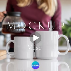 Könnte beinhalten: Zwei weiße Keramikbecher in verschiedenen Größen werden auf einer reflektierenden Oberfläche präsentiert. Das Wort "MOCKUP" ist in Weiß geschrieben, mit einer Video-Play-Button-Überlagerung. Eine Person hält eine Glaskaraffe mit Kaffee im Hintergrund.