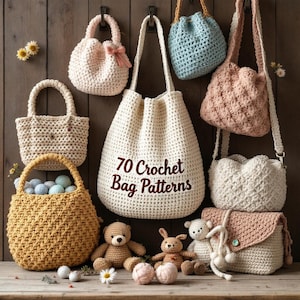 Puede incluir: Una colección de bolsos de ganchillo hechos a mano en varios estilos y colores, incluyendo un gran bolso tote blanco roto con el texto "70 Crochet Bag Patterns". Otros bolsos incluyen un bolso de hombro rosa claro, un bolso cesta amarillo y un bolso con cordón azul.